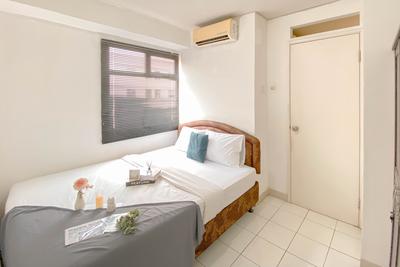 Comfortable with Wardrobe Room 1BR Kalibata City Apartment By Travelio