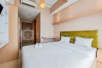 Homey and Modern Studio at Tree Park City Cikokol Apartment By Travelio