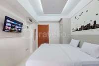 Well Furnished and Comfy Studio Green Lake View Apartment By Travelio