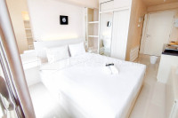 Studio Minimalist Connect to Pakuwon Mall at Tanglin Supermall Mansion Apartment By Travelio