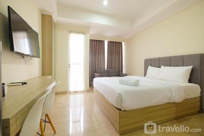 Comfy Studio Room with City View at Menteng Park Apartment By Travelio