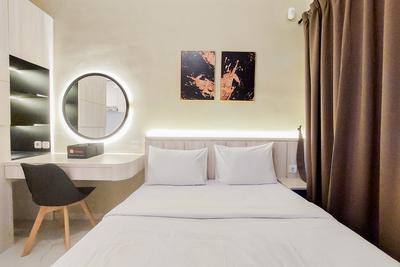 Relaxing and Homey Studio Room Sky House BSD Apartment By Travelio