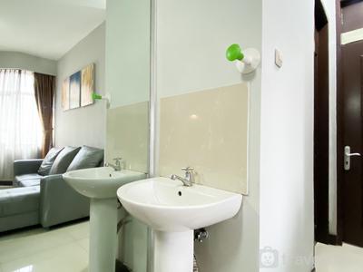 Apartemen Crown Court Executive Condominium - Homey 2BR Apartment Crown Court Executive Condominium By Travelio
