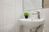 Apartemen Monroe Tower - Wooden Accents Studio at Monroe Tower Apartment By Travelio