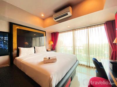 Clean and Comfy Studio Room at Tamansari La Grande Apartment By Travelio