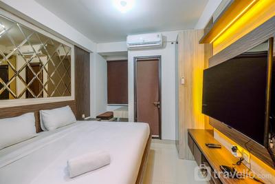 Warm and Minimalist Studio Room Transpark Cibubur Apartment By Travelio