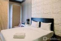 Comfy Studio Apartment at Skylounge Tamansari By Travelio