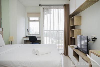 Fully Furnished with Cozy Design Studio Apartment at Springwood Residence By Travelio