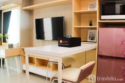 Cozy and Warm Studio at Grand Kamala Lagoon Apartment By Travelio