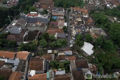 Apartemen Parahyangan Residence - Elegant 1BR Apartment Parahyangan Residence with Mountain View By Travelio