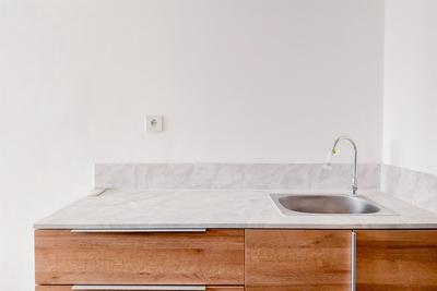 Apartemen Collins Boulevard - Cozy Studio Unfurnished Apartment with AC at Collins Boulevard By Travelio