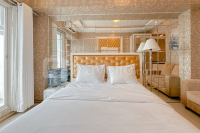 Studio Apartment with Access to Pakuwon Mall at Orchard Supermall Mansion By Travelio