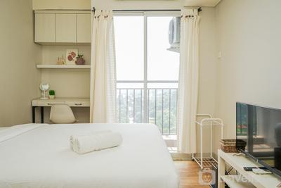 Great Deal Studio Room at Serpong Greenview Apartment By Travelio