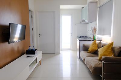 Modern Look 2BR at Apartment Parahyangan Residence By Travelio