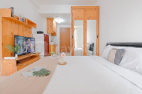 Tidy Studio with City View at Gading Greenhill Apartment By Travelio