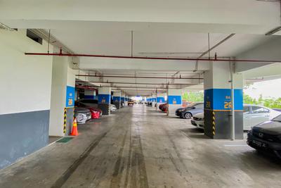 Apartemen Collins Boulevard - Cozy Studio Unfurnished Apartment with AC at Collins Boulevard By Travelio