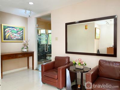Apartemen Crown Court Executive Condominium - Homey 2BR Apartment Crown Court Executive Condominium By Travelio