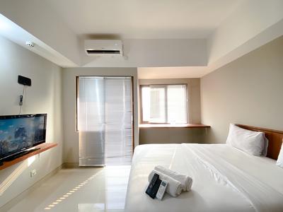 Homey and Minimalist Studio Gateway Park LRT City Bekasi Apartment By Travelio