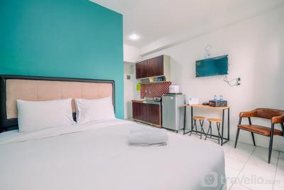 Turqoise Accent Wall at Kebagusan City Apartment By Travelio