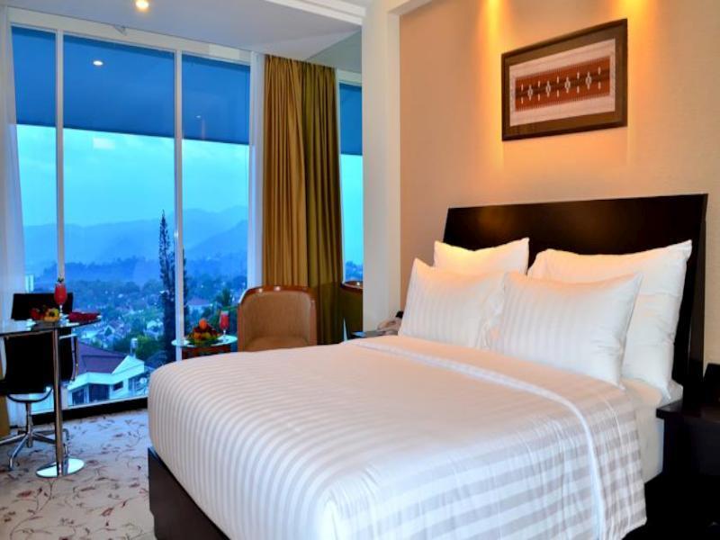 Booking Emersia Hotel Resort