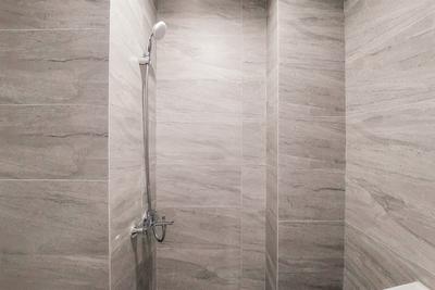 Apartemen Collins Boulevard - Cozy Studio Unfurnished Apartment with AC at Collins Boulevard By Travelio