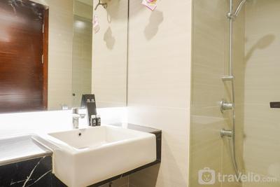 Apartemen West Vista - Luxurious 1BR at West Vista Apartment By Travelio