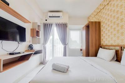 Simply Look and Cozy Studio Emerald Bintaro Apartment By Travelio