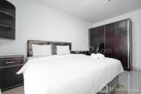 Modern 1BR Tamansari Semanggi Apartment By Travelio