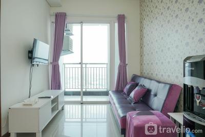 Comfort and Elegant 1BR Green Bay Condominium Apartment By Travelio