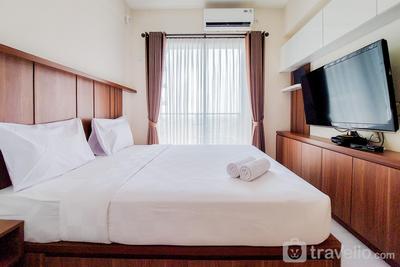 Nice Design and Minimalist Studio at Sky House BSD Apartment By Travelio