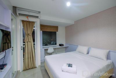 Cozy Living Studio at Grand Dhika City Jatiwarna Apartment By Travelio