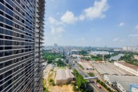 Studio Unfurnished with AC at Collins Boulevard Apartment By Travelio