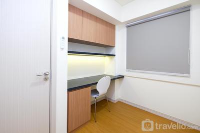 Apartemen Meikarta - Comfortable 2BR with Workspace at Meikarta Apartment By Travelio