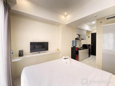 Comfy Studio Room at Grand Asia Afrika Apartment By Travelio